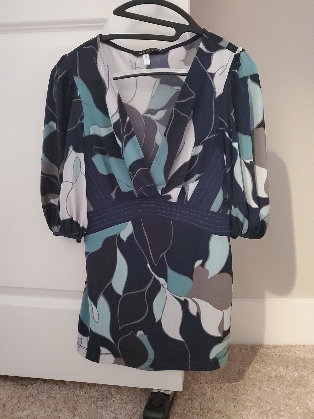BCBGMaxAzria Navy Leaf-Print V-Neck Blouse with Teal and Gray Accents